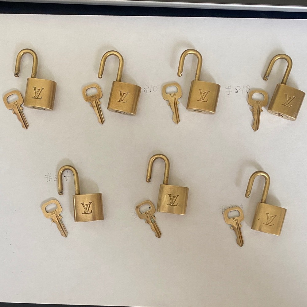 Louis Vuitton Gold lock and key - Picture 10 of 10